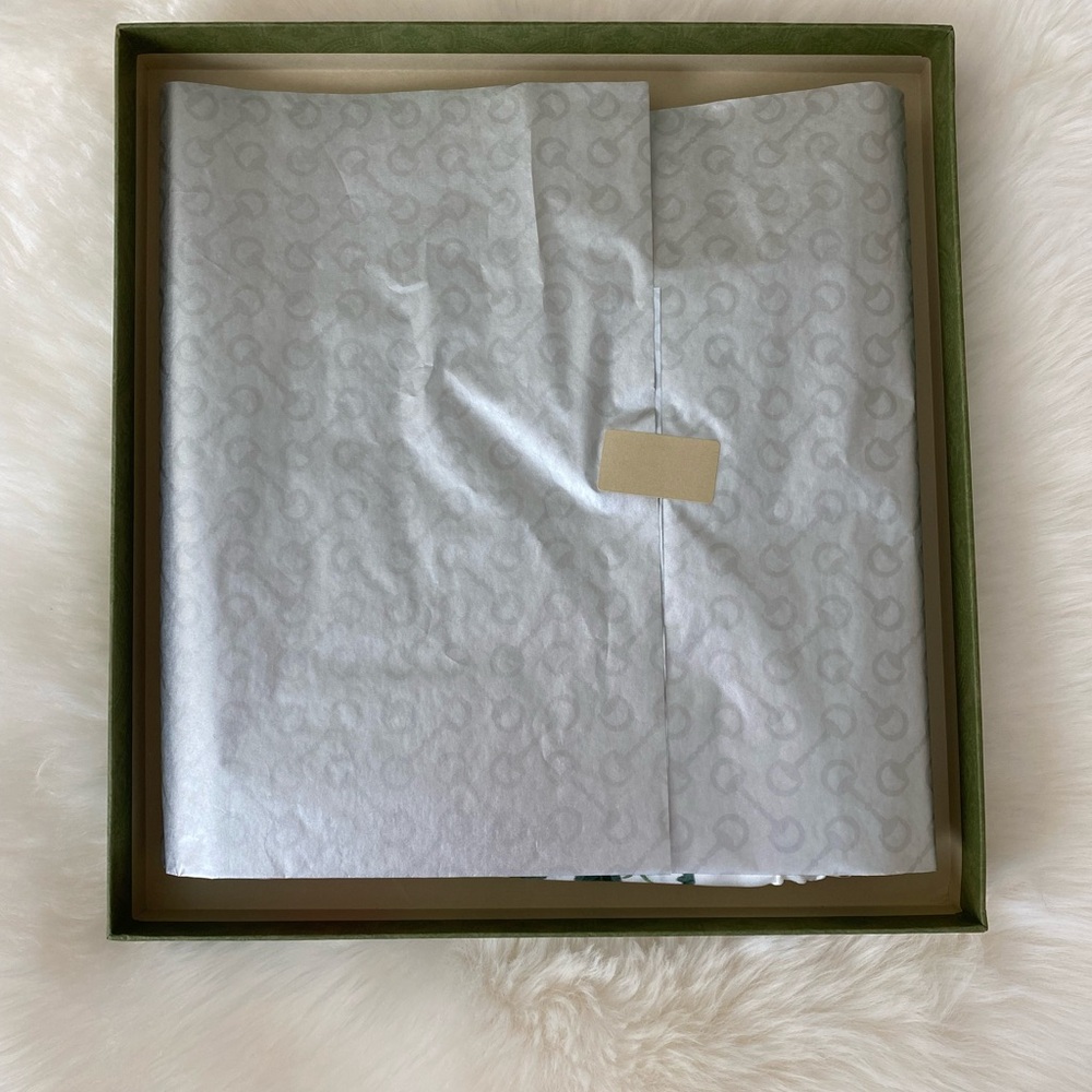 New Authentic Gucci Flora Print Silk Scarf - Picture 8 of 8